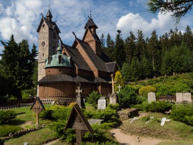 Karpacz / Polonya - 24 / 07 / 2020. Eski tahta tapınak Vang (Wang). Norveç 'in Vang kentinden nakledilen ve 1842' de Karpacz 'da yeniden inşa edilen Ortaçağ Norveç sazlık kilisesi. Önündeki eski mezarlık..