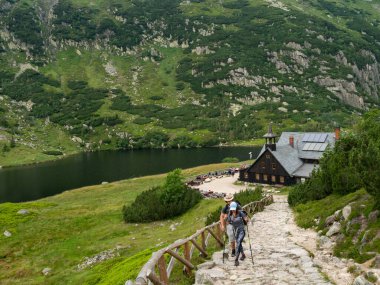 Karpacz / Polonya - 24 / 07 / 2020. Samotnia sığınağı, gölün yanında. Yolda yürüyen insanlar..