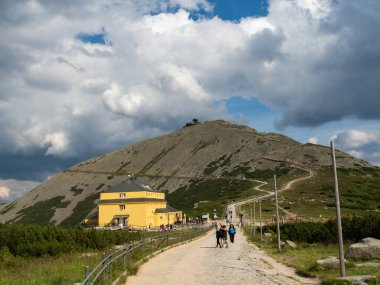 Karpacz / Polonya - 24 / 10 / 2020 - Sniezka dağlarının zirvesine çıkan patika. Silezya Evi 'nin barınağı. Yoldaki insanlar.