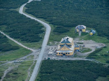 Karkonosze Ulusal Parkı 'nın manzarası. Dağların ardında öğleden sonra sisi. Hafif bulanık görünüm.