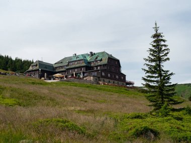 Karpacz / Polonya - 24 / 07 / 2020. Strzecha Akademicka adında bir dağ sığınağı. Karkonosze Milli Parkı