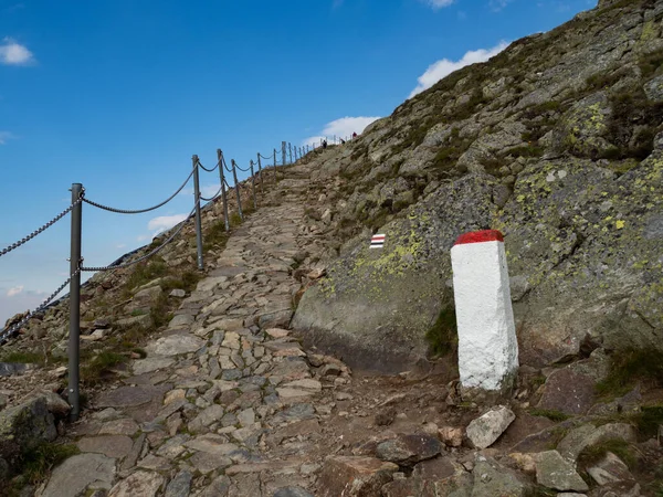Sniezka Dağı 'nın zirvesine giden yol. Patikanın yanındaki sınır noktası..