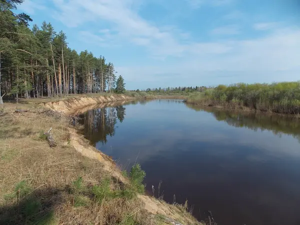 Nehrin yüksek kıyısının güzel manzarası.