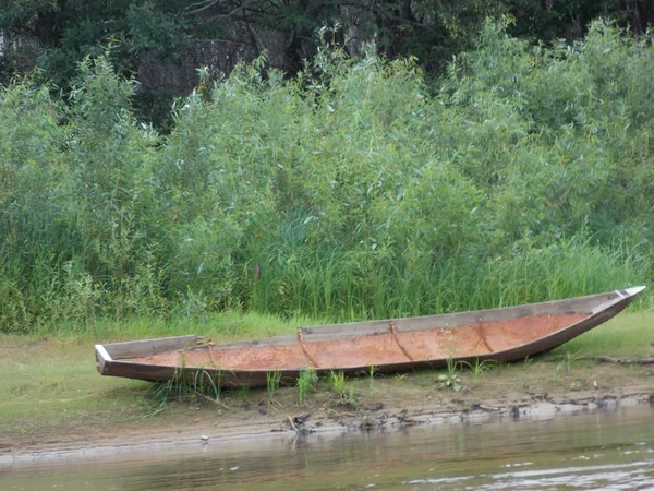 Vue Vieux Bateau Bois Acier Écrasé Sur Côte Rivière Forêt — Photo