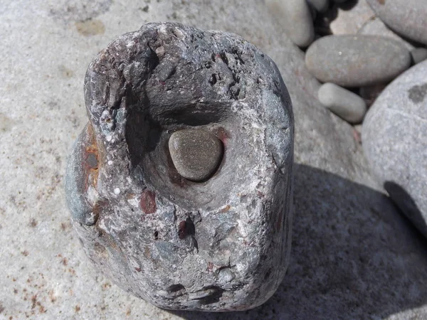 Büyük bir taşın içindeki oyuktaki küçük taşın görüntüsü.