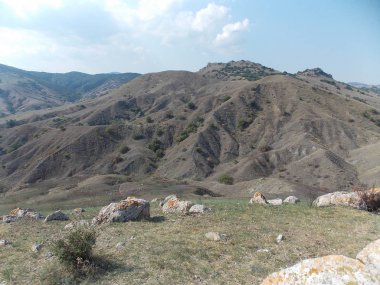 Dağın yamacındaki büyük taşların manzarası.