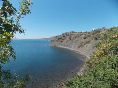 Mavi suyla deniz kıyısının güzel manzarası.