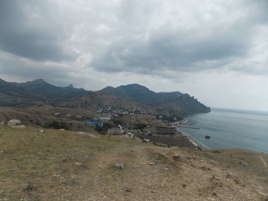 Dağın yamacından küçük deniz kasabası manzarası.