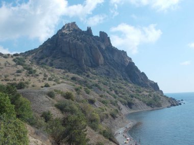 Deniz kıyısındaki dağ manzarası.