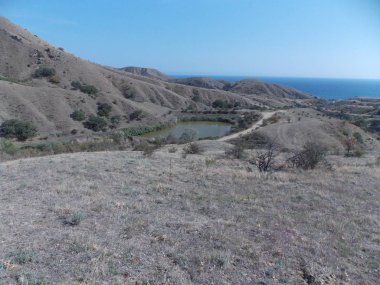 Göl kıyısındaki dağ yolunun manzarası..