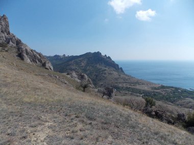 Dağların yakınındaki deniz kıyısındaki küçük kasabanın manzarası..