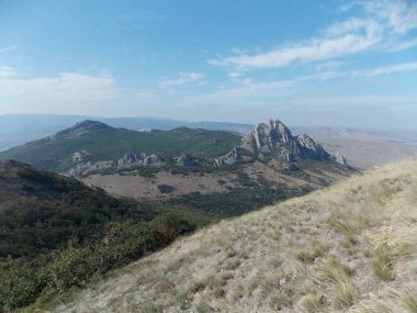 Yamaçtan kaya ların ve dağların manzarası.