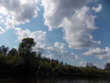 Parlak mavi gökyüzünde bulutların görünümü.
