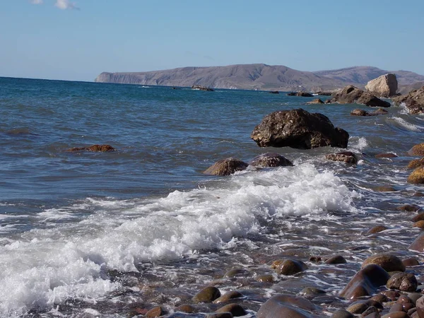 Deniz dalgalarında taşların güzel manzarası.