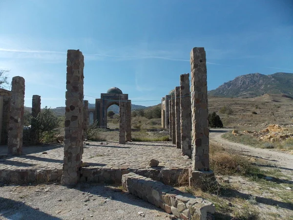 Sinema salonunun kalıntıları dağlara ve mavi gökyüzüne karşı..