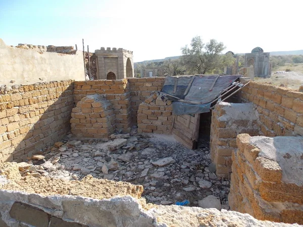 Sinema salonunun harabelerinin manzarası.