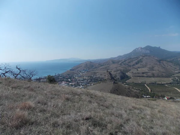 Dağ yamacından deniz kıyısındaki küçük kasabanın manzarası..