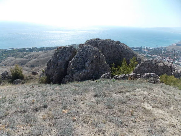 山崖上的大石头映衬着蔚蓝的大海 — 图库照片