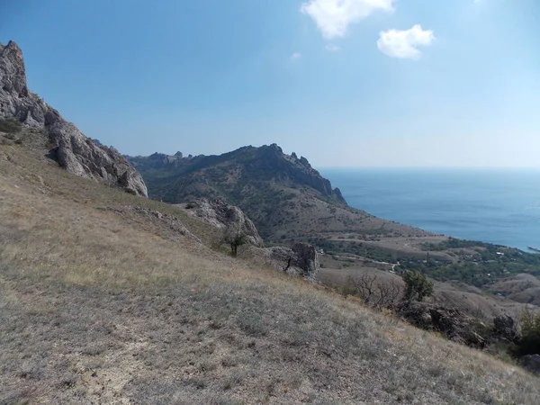 Dağların yakınındaki deniz kıyısındaki küçük kasabanın manzarası..