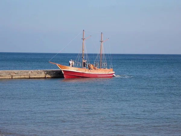 Denizde yelkenli yat görünümü.