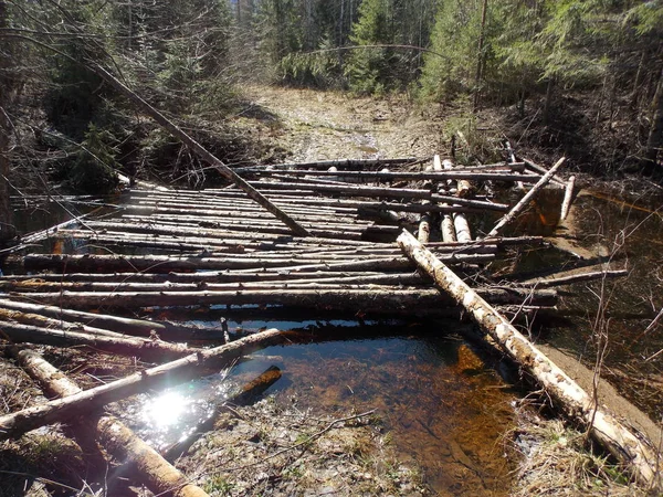 Parlak güneşli bir günde geçiş için gat döşeme görünümü.