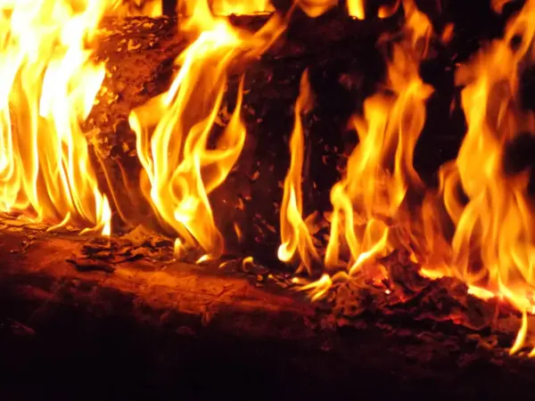 夜火的火焰景观 — 图库照片
