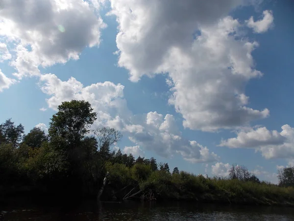 Parlak mavi gökyüzünde bulutların görünümü.