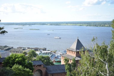 Kremlin duvar ve kule görünümü büyük nehirlerin birleştiği karşı.