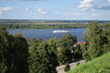 Üzerinde beyaz gemi ile büyük nehrin görünümü.