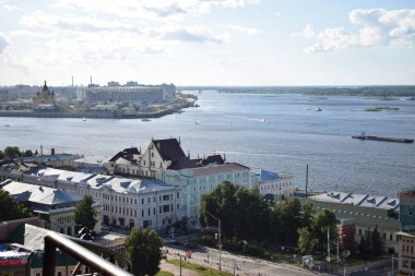 Üzerinde şehir olan iki büyük nehrin birleşmesi.