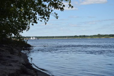 Büyük nehrin kum kıyısının manzarası.