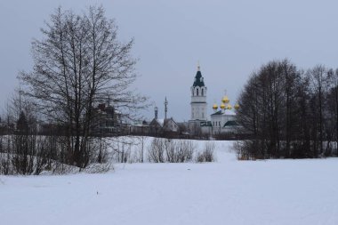 Kış kar alanı yakınındaki kilisenin görünümü.
