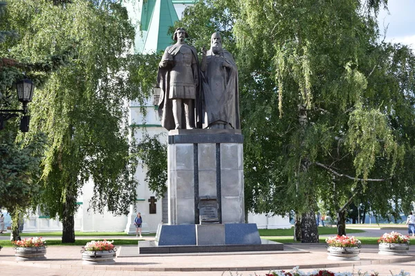 Kiliseye karşı tarihi anıtın görünümü.