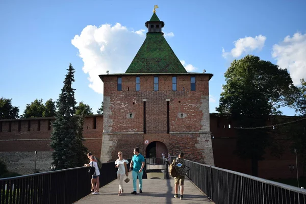 Kremlin kulesine köprü görünümü.