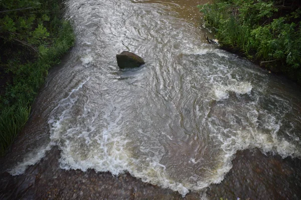Hızlı derede taşın görünümü.