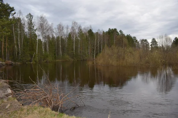 Der Blick Auf Die Reflexion Des Wolkenhimmels Fluss — Stockfoto