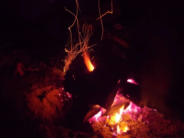 Kömürler Kıvılcımlar Ile Gece Ateşi Görünümü — Stok fotoğraf