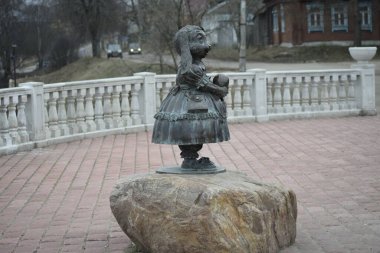 Tavşan anıtının manzarası, arama güvertesindeki büyük taşın üzerinde..