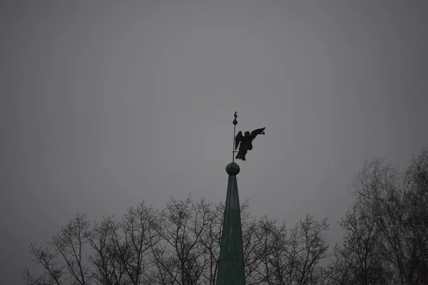 Manastır kulesindeki rüzgâr gülünün görüntüsü bir melek şeklinde.,