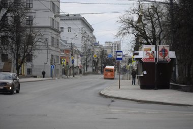COVID-19 zamanındaki büyük şehrin boş ana caddesinin manzarası..