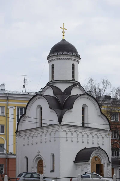 Вид Православную Церковь Центральной Части Большого Города — стоковое фото