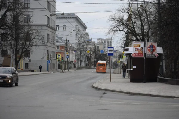 COVID-19 zamanındaki büyük şehrin boş ana caddesinin manzarası..