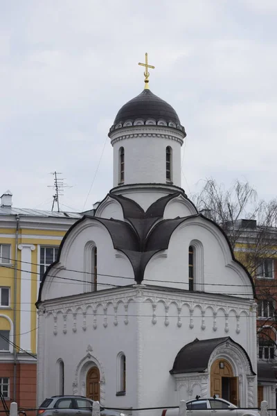 Visão Igreja Ortodoxa Contra Casa Amarela Céu Azul — Fotografia de Stock