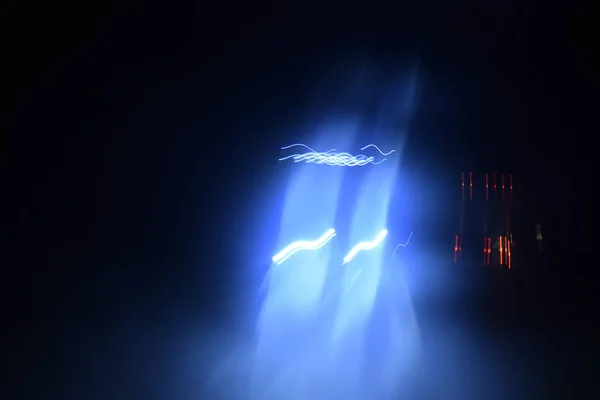 Yoldaki gece ışıklarının manzarası.