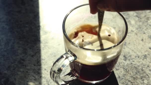 아침에 설탕섞인 여자와 함께 있는 코 오피 컵 — 비디오