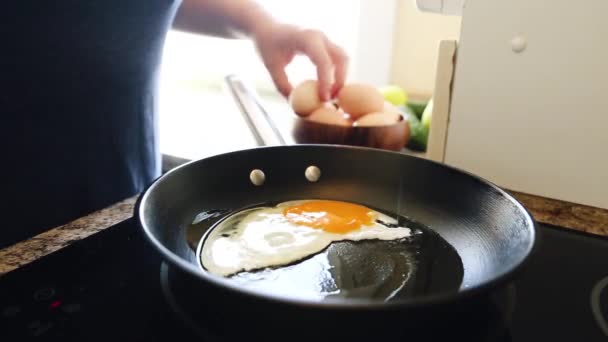 Primer Plano Freír Huevos Fritos Sartén Caliente Con Aceite Madres — Vídeos de Stock