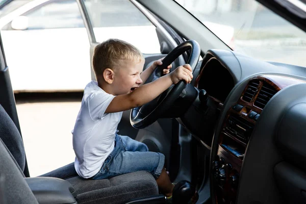 Two young child boys brothers playing in fathers car. Happy childhood. Parents allow a lot — Stock Photo, Image