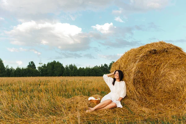 Romantic young women outdoor near the hayloft with basket with apples and pears. Harvesting in village in sumer or autumn. Healthy food. Photo session at sunset — Stock Photo, Image