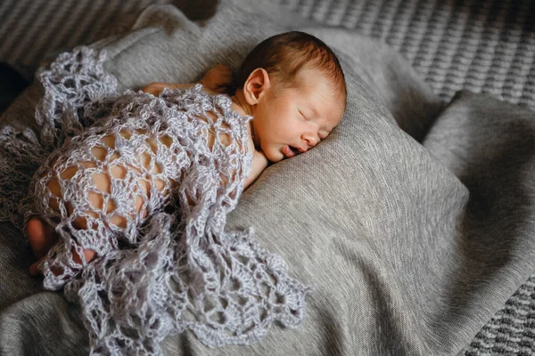 Niño recién nacido durmiendo en la almohada bajo el interior de punto a cuadros. Lindo y bonito. Cuidado en el hogar y acogedor. Maternidad —  Fotos de Stock