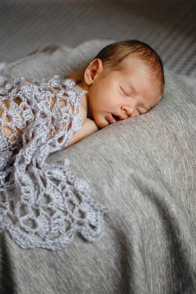 Niño recién nacido durmiendo en la almohada bajo el interior de punto a cuadros. Lindo y bonito. Cuidado en el hogar y acogedor. Maternidad —  Fotos de Stock